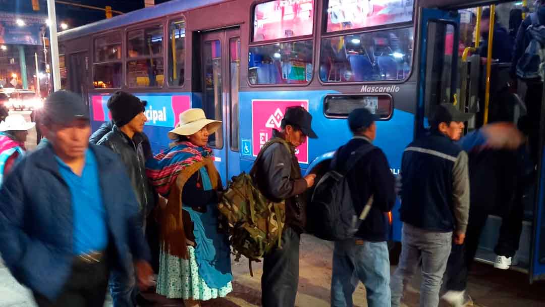 Personas abordando para el servicio del Bus Municipal de la ciudad de El Alto.