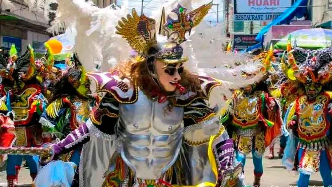 Danza la Diablada, en el Carnaval de Oruro, representa la lucha entre el bien y el mal.