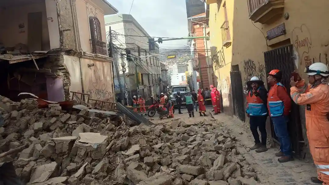Una vivienda patrimonial se desplomó en la calle bueno esquina Comercio de la ciudad de La Paz.