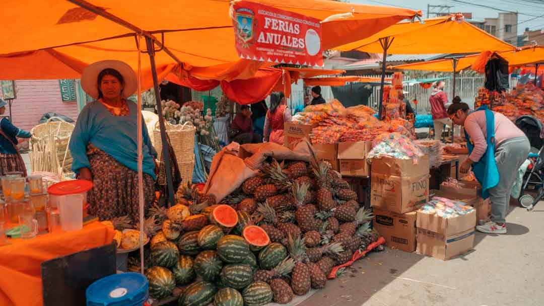 Feria de Todo Santos, en la plaza Juana Azurduy de El Alto, que permanecerá hasta el 1 de noviembre.