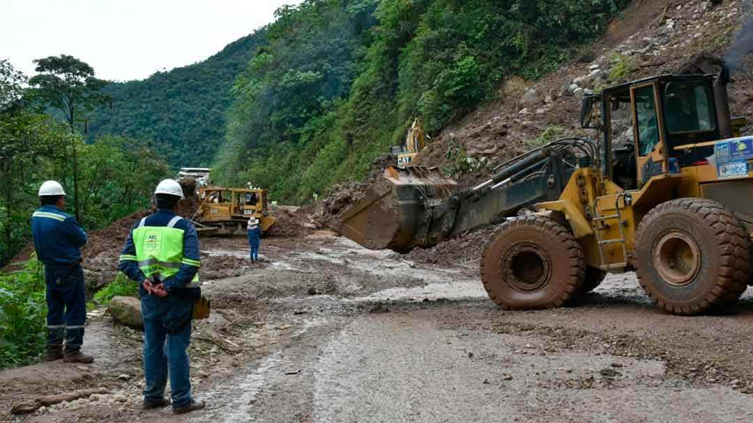 Personal de la Administradora Boliviana de Carreteras (ABC) trabajando en vías afectas por las lluvias.