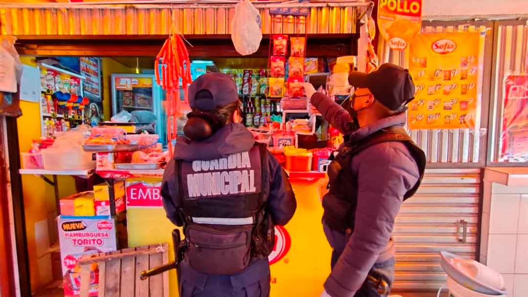 Personal de la Intendencia Municipal realiza el control de los embutidos en una tienda de El Alto.
