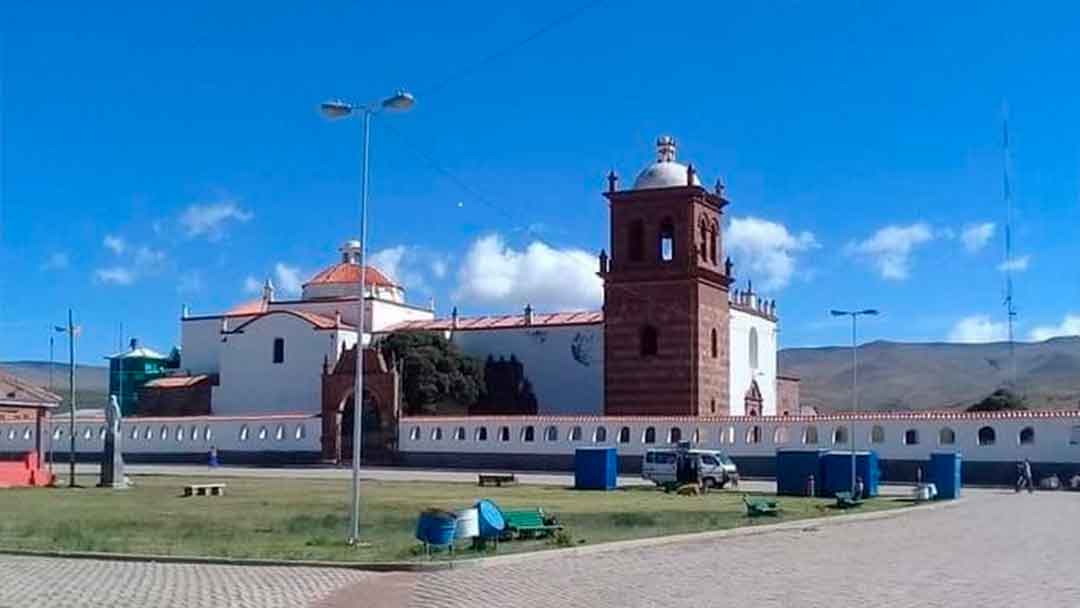 Jesús de Machaca, la iglesia y la plaza principal de este municipio.