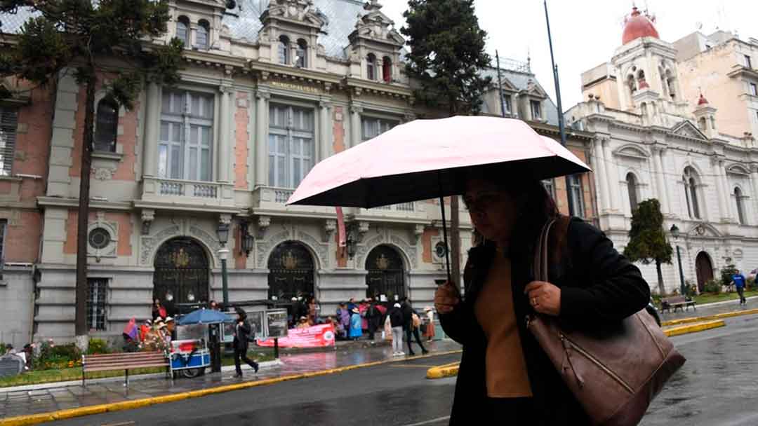 La población resguardandose de las lluvias, en los úlitmos días, en la ciudad de La Paz 