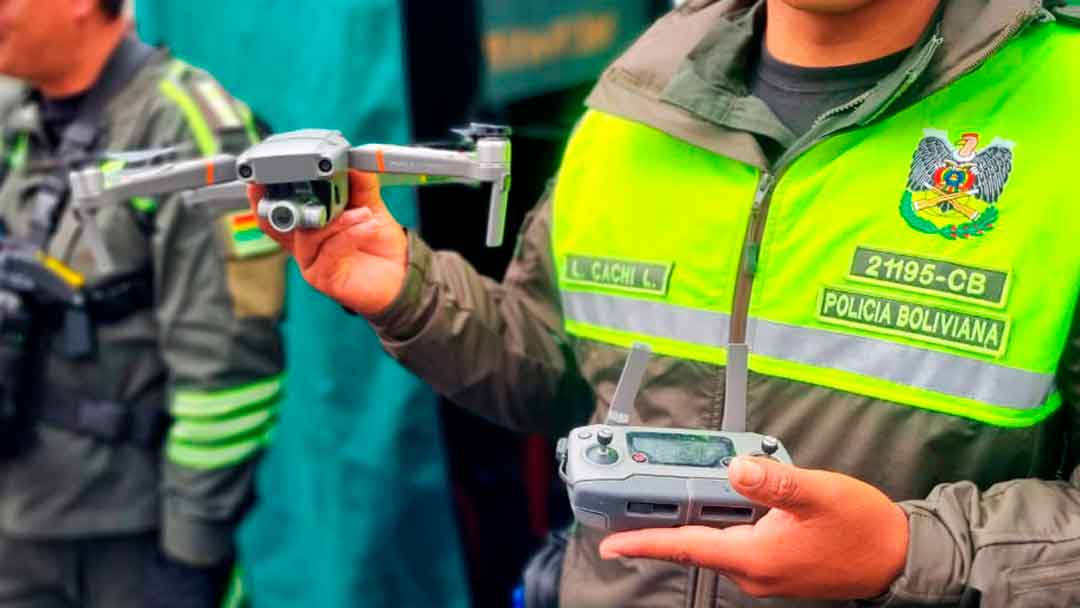Policía opera dron para realizar patrullaje en La Paz