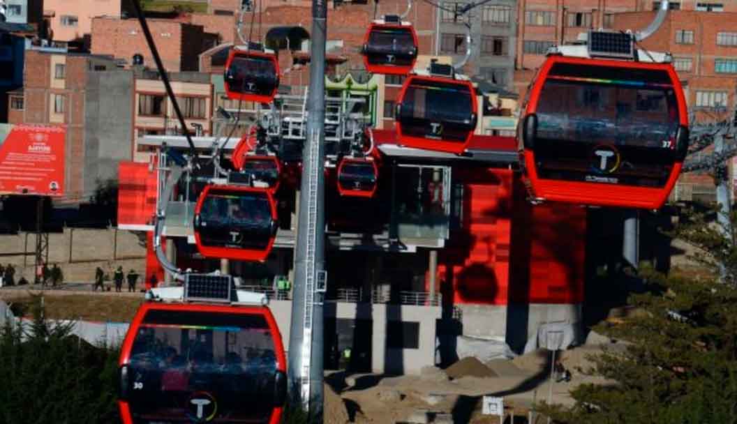 La línea Roja del teleférico que une las ciudades de La Paz y El Alto.