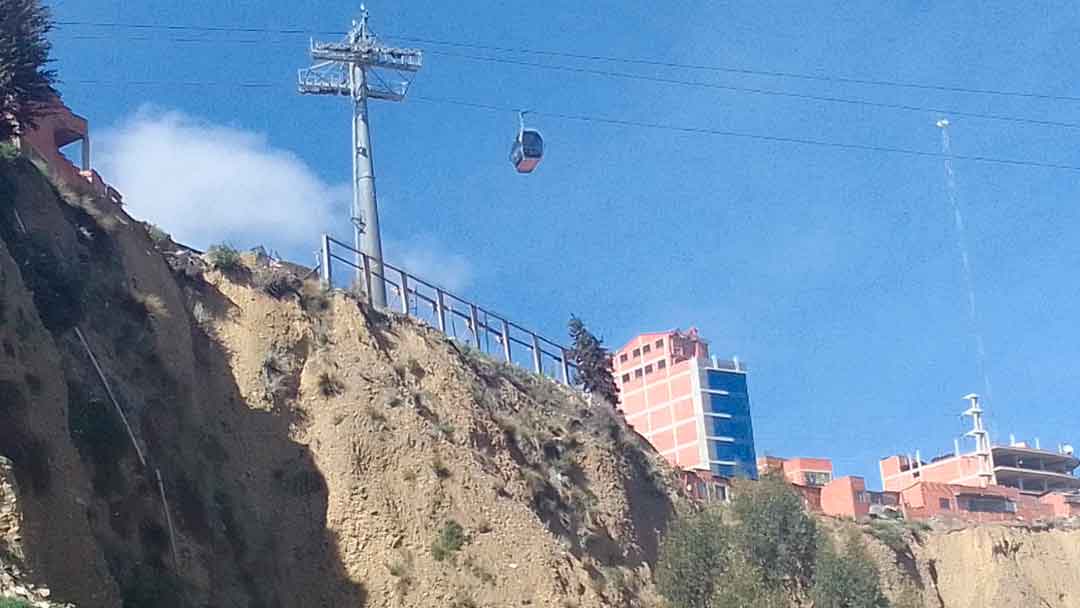 La Alcaldía de El Alto paraliza obra ilegal que plantó 9 machones cerca de un precipicio