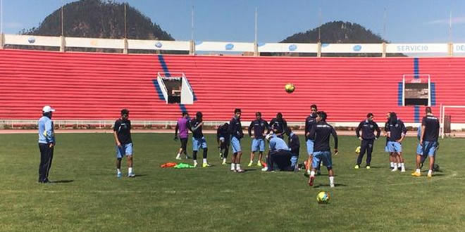 Jugadores de Bolívar se entrenan en el estadio Patria. El equipo ‘celeste’ viajó con anticipación.