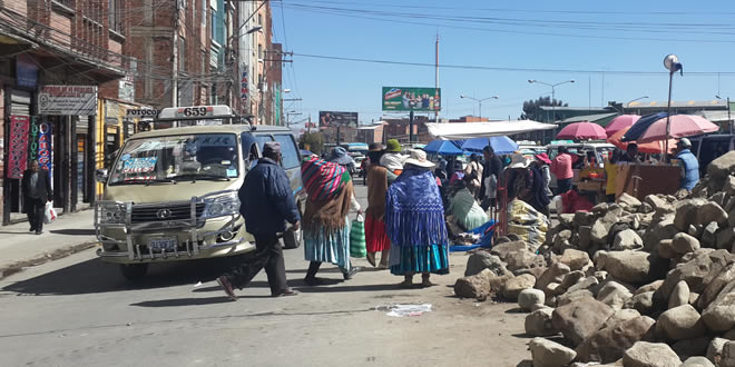 Una de las calles de la ciudad de El Alto intervenida con obras.