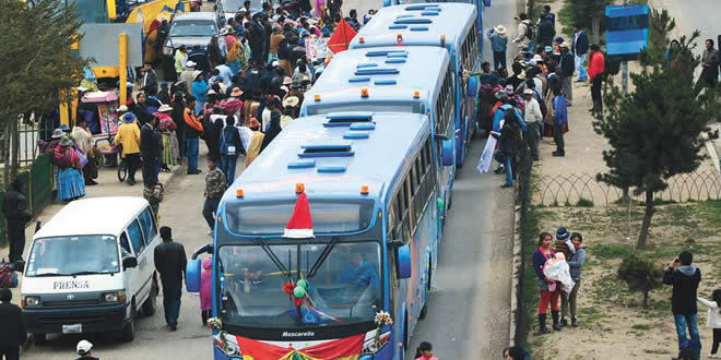 La entrega de la flota de buses Sariri el 2014.