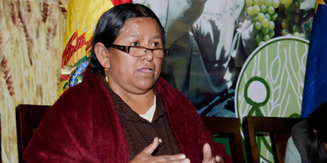 Nemesia Achacollo renuncia al cargo de Ministra de Desarrollo Rural y Tierras.