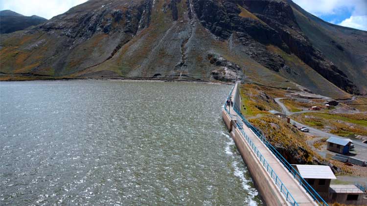 Represa de Incachaca que abastece de agua potable a la ciudad de La Paz