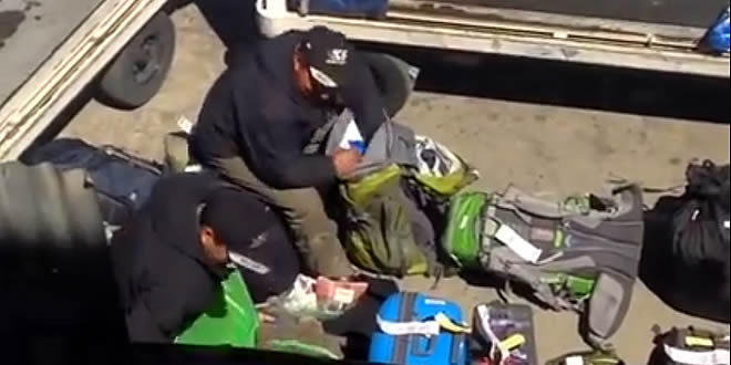 [Foto de video] Agentes antinarcóticos revisan equipaje en Aeropuerto de El Alto