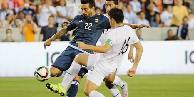 Raldes y Cardozo van a la marca del argentino Lavezzi, en el partido jugado el viernes en Houston.