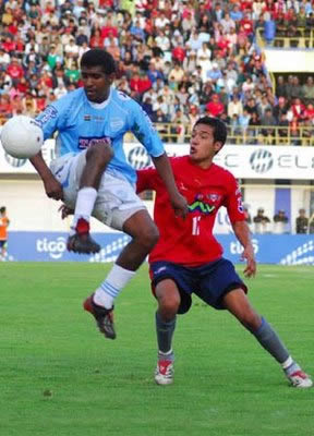 En el Felix Capriles Aurora se impuso por dos goles contra uno frente a Universitario