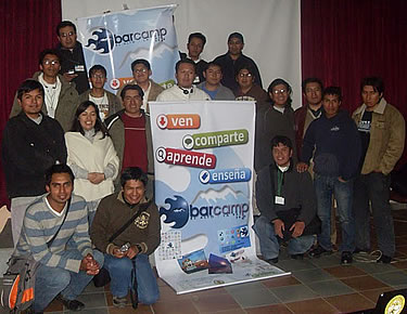 Organizadores y algunos asistentes al Barcamp El Alto - La Paz.