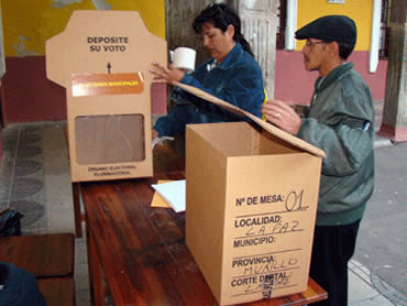 Cinco millones de electores acuden a las urnas para elegir hoy a 2.815 autoridades departamentales, regionales y municipales.