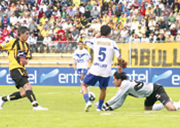 En el primer tiempo goleaba 3-0 y pudo haber liquidado el partido con facilidad. Sin embargo, en el segundo bajó su ritmo y el ‘santo’ tuvo tan buena reacción que casi le empata.