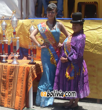 Jimena Sullcani, Cholita 2011 de la UPEA, en el palco de la Entrada Universitaria de El Alto