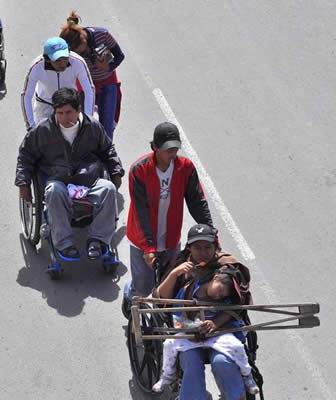 Caravana de sillas de ruedas llegó a Parotani.