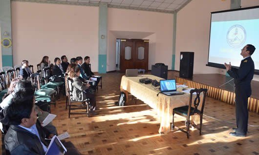 Asistentes y dirigentes de las diferentes reparticiones de la ciudad de El Alto en una reunión.
