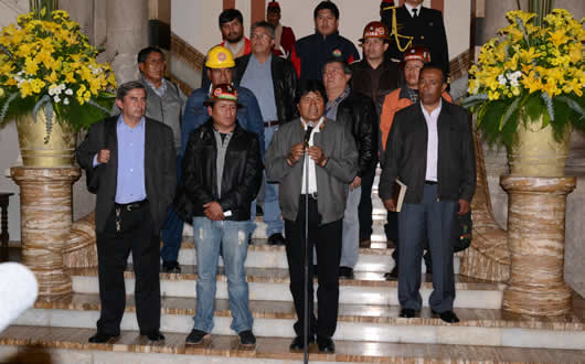Evo Morales junto a los representantes de la COB