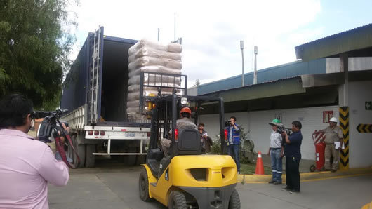 El proceso de exportación de leche, ayer en Cochabamba.