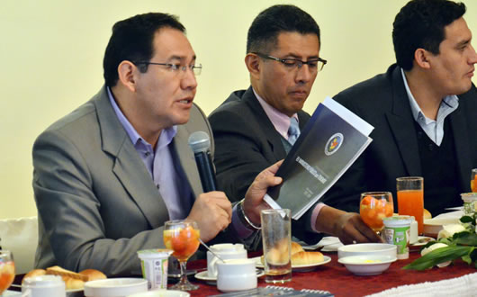 El fiscal general Ramiro Guerrero (izquierda), en conferencia de prensa.