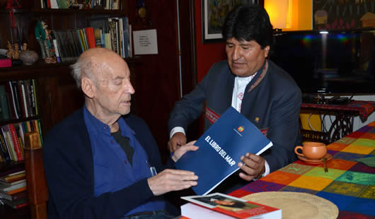 Eduardo Galeano y el presidente Evo Morales