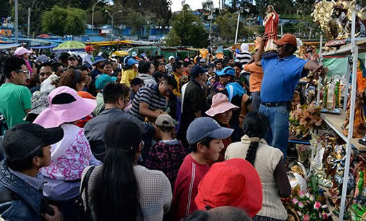 Feria de Alasita 2015: Artesanos se despidieron con el tradicional remate