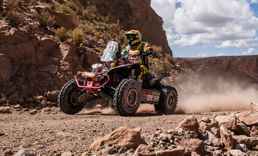 Piloto boliviano Walter Nosiglia en plena competencia durante el Dakar 2015