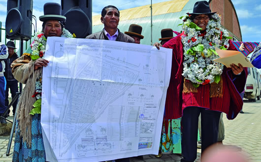 Dirigentes recibieron planimetría de manos del Alcalde de El Alto, Zacarías Maquera.