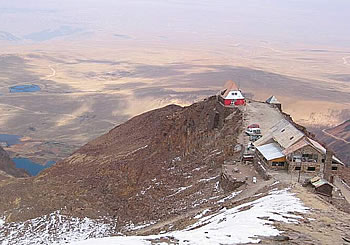 En las empinadas laderas de las montañas Huayna Potosí y Chacaltaya hay una serie de pequeñas comunidades que apenas logran ganarse la vida