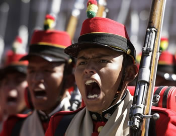 Un efectivo del legendario batallón Colorados de Bolivia entonando el himno nacional