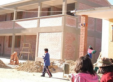 Padres de familia de la ciudad de El Alto denunciaron cobros irregulares de la Junta Escolar por la inscripción de alumnos nuevos y se declararon en estado de emergencia por falta de mantenimiento de la infraestructura.
