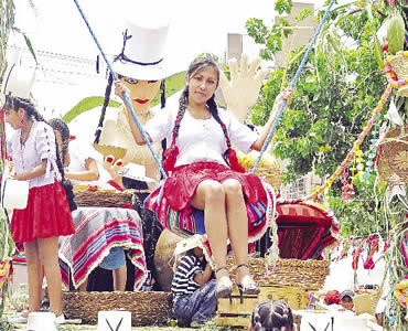 El Corso de Corsos del Bicentenario en la Llajta unió en la diversidad a miles de danzantes de las regiones del país.