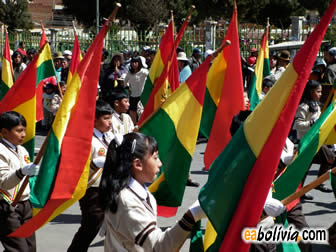 Estudiantes rinden homenaje a los 186 años de la Bandera boliviana