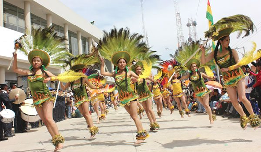 Alrededor de 1.500 jóvenes danzarines de El Alto participaron en el evento.
