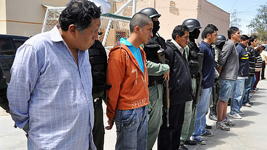 Banda de presuntos delincuentes en manos de la Policía boliviana.