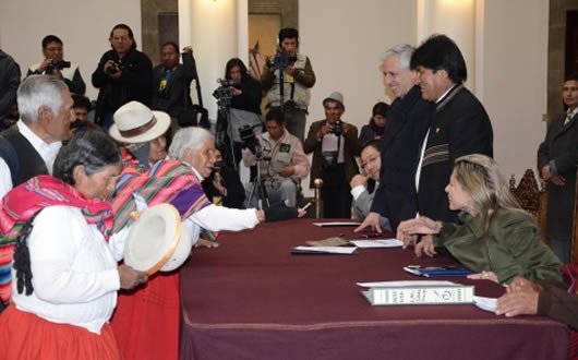 Personas de la tercera edad saludan al presidente Evo Morales, en el acto de promulgación de la Ley 562 (ABI)