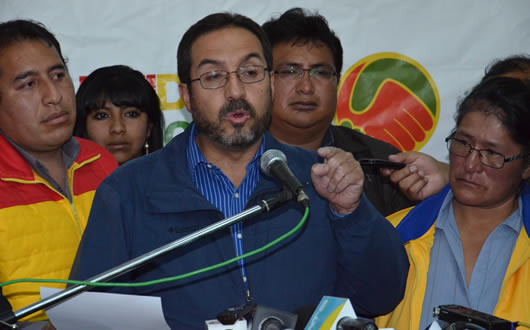 Jaime Navarro en conferencia de prensa, oficializa su renuncia como candidato por UD.