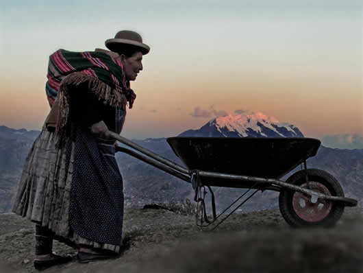 Valentina Mamani carga un aguayo y lleva en una carretilla al Illimani.