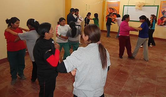 Mujeres de El Alto aprenden defensa personal. (Foto:Cecopi)
