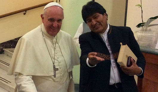 El papa Francisco y el presidente Evo Morales en el Encuentro Mundial de Movimientos Populares.
