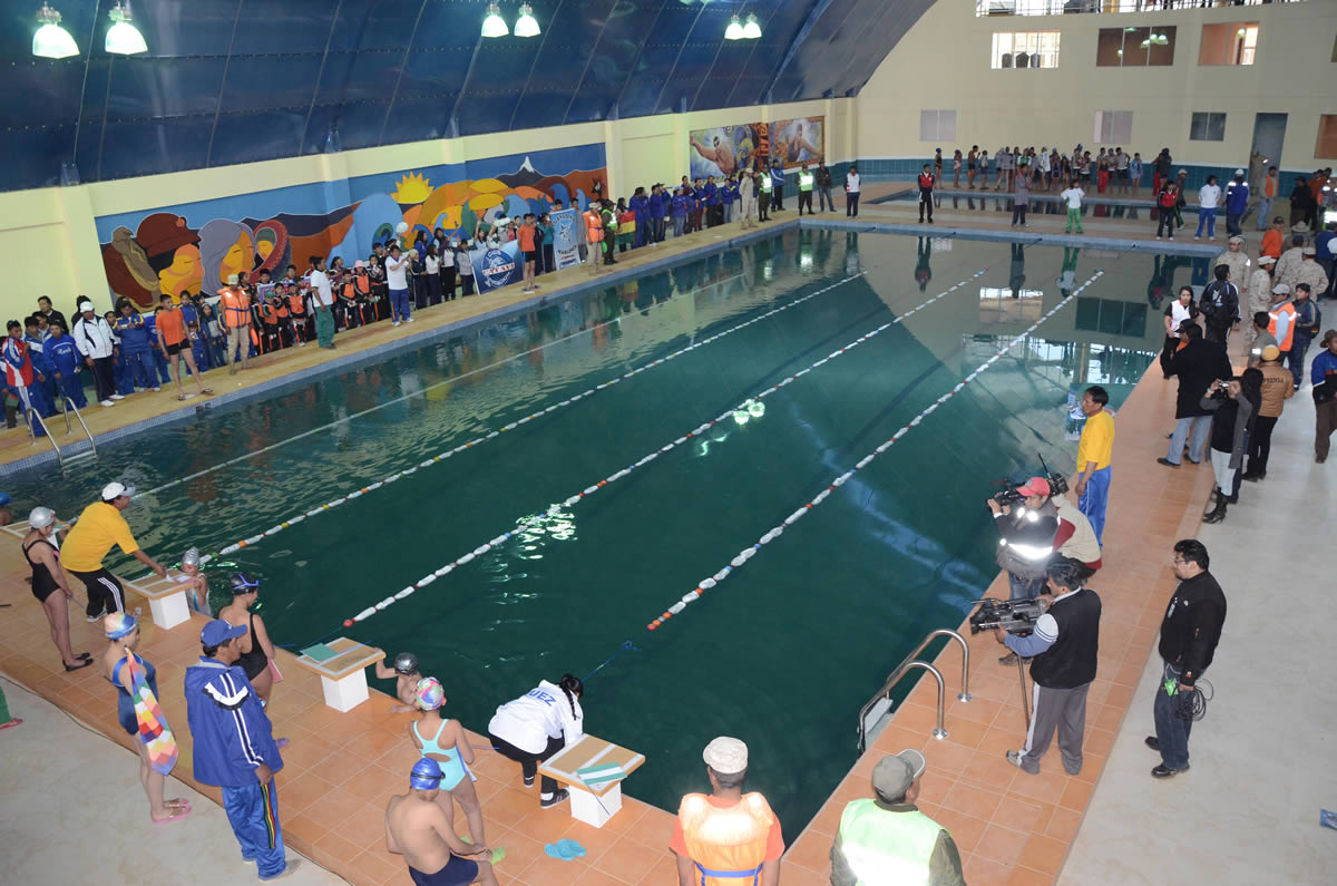 Moderna piscina semi olímpica en la ciudad de El Alto