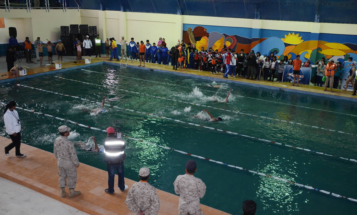 Pruebas de natación en la piscina olímpica de El Alto