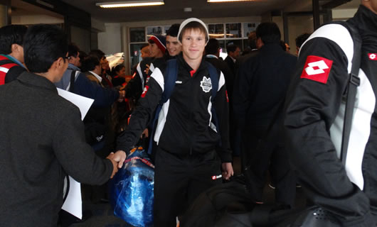 Jugadores del equipo paraguayo General Díaz, a su llegada al Aeropuerto Internacional de El Alto.