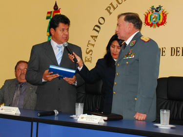 El ministro de Defensa, Rubén Saavedra, entregó al Comandante en Jefe de las Fuerzas Armadas, Gral. Ramiro De la Fuente, el libro “Bases para la Discusión de la Doctrina de Seguridad y Defensa del Estado Plurinacional de Bolivia”.
