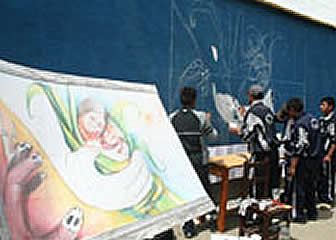 Estudiantes de El Alto pintaron murales en rechazo a la violencia contra la mujer en los muros de la Fuerza Aérea Boliviana (FAB).