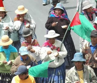 vecinos molestos de la ciudad de El Alto desalojaron a 30 huelguistas que se instalaron en predios de la Federación de Juntas Vecinales (FEJUVE)